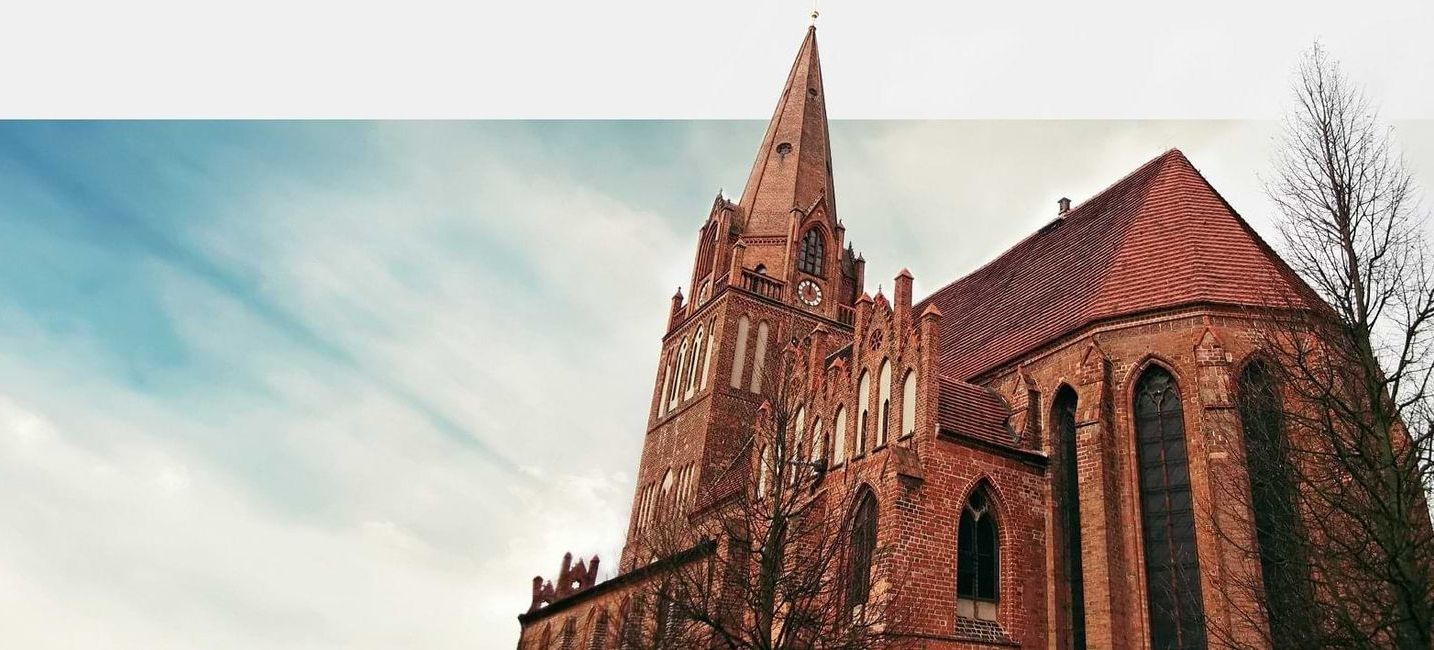 Eine Kirche mit einem blauen Himmel
