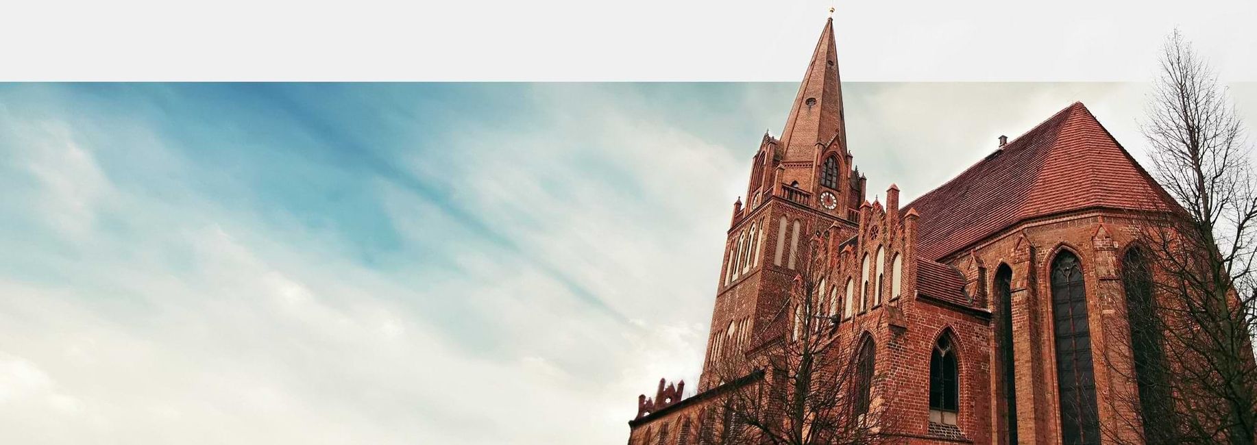 Eine Kirche mit einem blauen Himmel