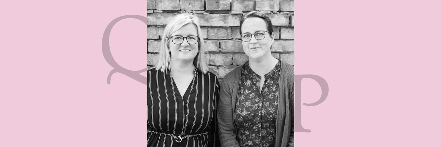 Claudia Quahl-Rux und Andrea Pelzer-Mauter in schwarz weiß, vor ihrem Logo